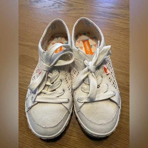 Rocket Dog Off-White Lace Sneakers Size 7.5 Cute crotchet cut-out design. - Picture 5 of 5